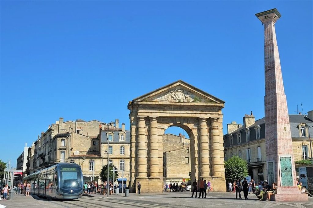 La Place de la victoire à Bordeaux, avec ses tortues, son obélisque et sa porte d'Aquitaine.