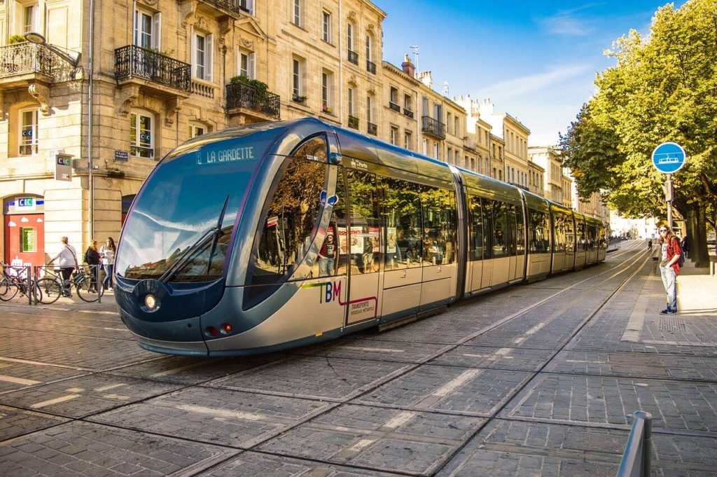 Comment se déplacer à Bordeaux en vélo, tram, bateau, et bus ?