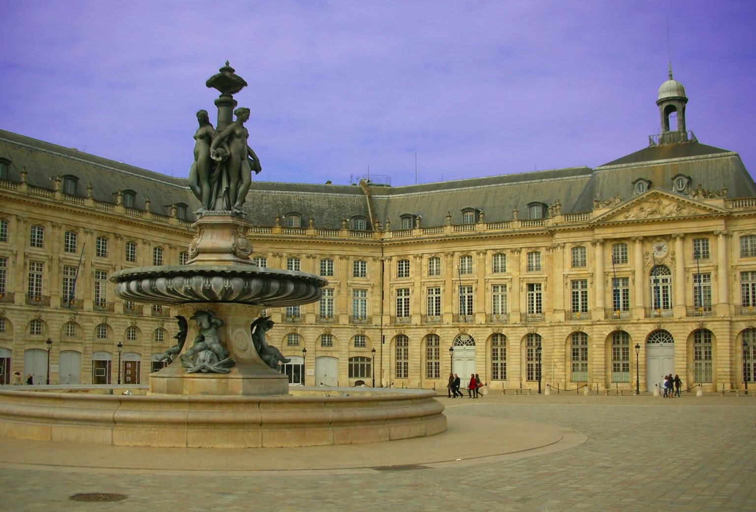 Place des Quinconces de Bordeaux la belle plus grande place d’Europe